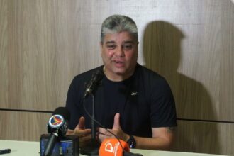 Marcelo Cabo atribui goleada do Santa Cruz ao Náutico à expulsão de Matheus Vinicius e critica arbitragem