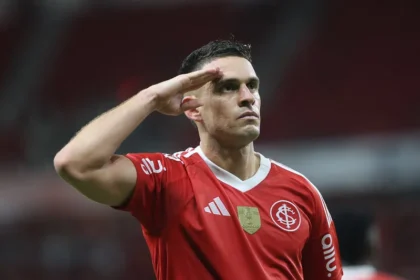 Inter vira sobre o Grêmio, faz 4 a 2 e mantém liderança no Gauchão