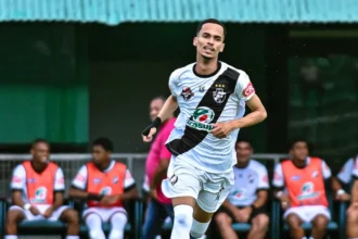 Vasco supera Adesg após reinício da partida e assume terceiro lugar no Campeonato Acreano