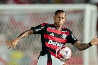 Flamengo e Red Bull Bragantino travam em parcelamento e venda de Wallace Yan segue indefinida