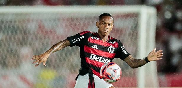 Flamengo e Red Bull Bragantino travam em parcelamento e venda de Wallace Yan segue indefinida