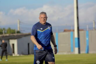 Luizinho Vieira admite arrancada fraca do Confiança e aposta em clássico para reagir