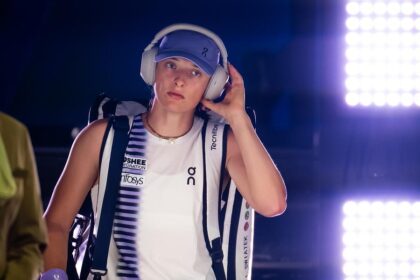 Segurança detém Iga Swiatek sem credencial nos bastidores do Australian Open