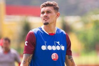 Técnico do Náutico diz que aceita abrir mão de qualquer atleta para ter Carlinhos de volta