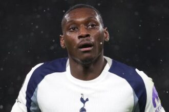 Kolo Muani sai ileso após pneu estourar e Ferrari bater em rodovia inglesa