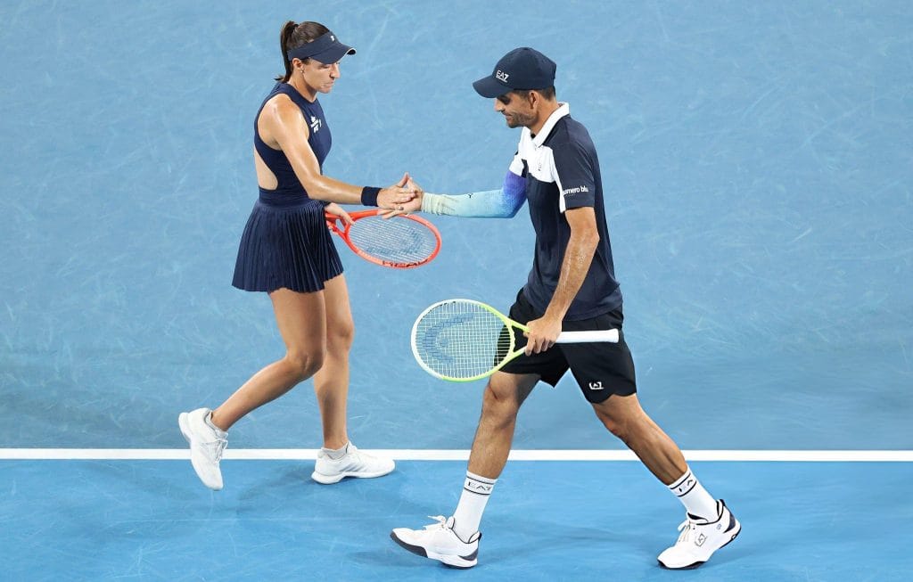 Stefani e Dabrowski garantem vaga na semifinal de duplas no Aberto da Austrália