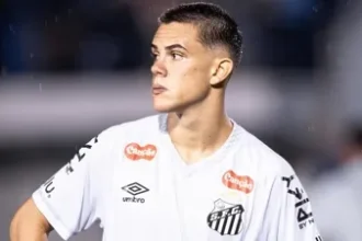 Rony celebra chegada ao Santos, firma contrato de três anos e projeta temporada positiva