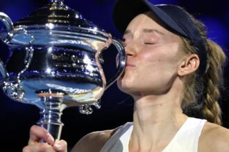 Rybakina reage contra Sabalenka e fatura o Australian Open de 2026