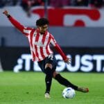 Acertado com o Botafogo, Cristian Medina fica fora de jogo na Argentina enquanto clube tenta derrubar “transfer ban”