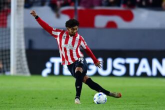 Acertado com o Botafogo, Cristian Medina fica fora de jogo na Argentina enquanto clube tenta derrubar “transfer ban”