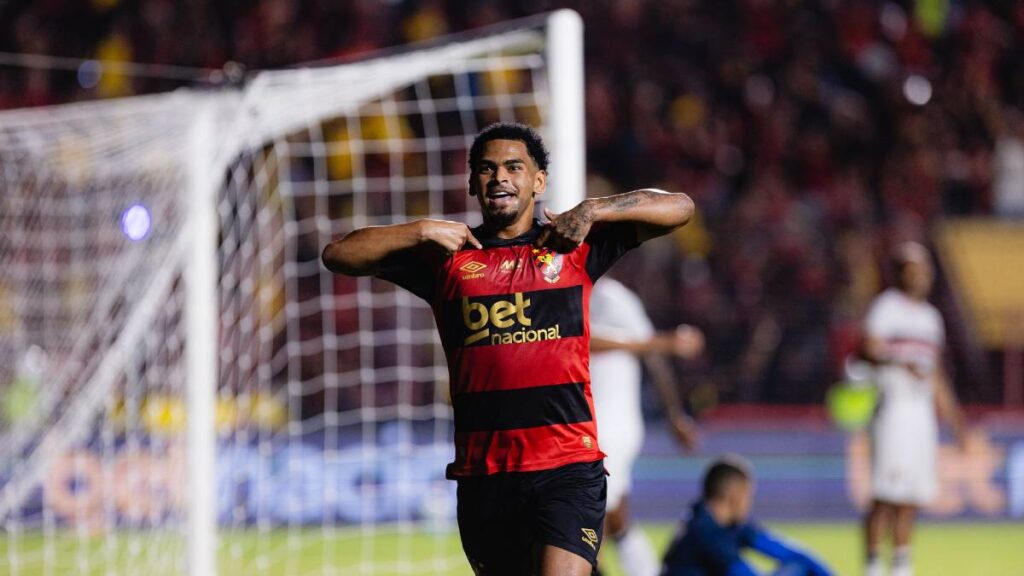 Micael marca nos acréscimos, Sport vence Santa Cruz e garante vaga direta na semifinal do Pernambucano