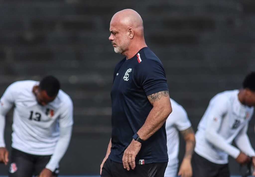 Auxiliar do Santa Cruz elogia entrega no Clássico e mantém indefinição sobre comando no mata-mata