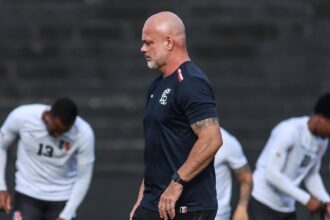 Auxiliar do Santa Cruz elogia entrega no Clássico e mantém indefinição sobre comando no mata-mata