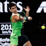 Alcaraz supera Djokovic em Melbourne e se torna o mais jovem a completar o Grand Slam