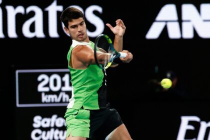 Alcaraz supera Djokovic em Melbourne e se torna o mais jovem a completar o Grand Slam
