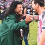 Higuita faz graça com Messi e simula defesa “escorpião” antes de amistoso na Colômbia
