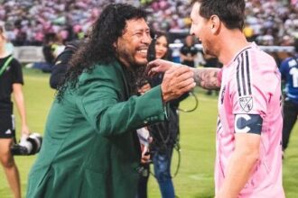 Higuita faz graça com Messi e simula defesa “escorpião” antes de amistoso na Colômbia