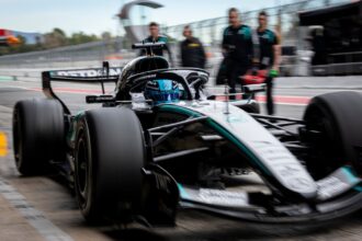 Russell vê carro da Mercedes forte para 2026, mas descarta favoritismo ao título