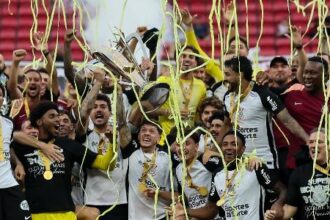 Corinthians derrota Flamengo por 2 a 0 e conquista a Supercopa Rei em Brasília