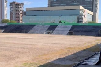 Central dá início à colocação do novo gramado no Lacerdão em Caruaru