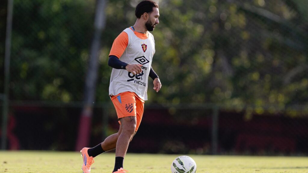 Clayson revela ansiedade para estreia no Sport e elogia ambiente do clube