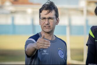 Ricardo Rezende é apresentado como auxiliar fixo e técnico do Sub-20 do Confiança
