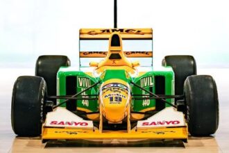 Carro da primeira vitória de Schumacher na F1 é arrematado por mais de R$ 31 milhões