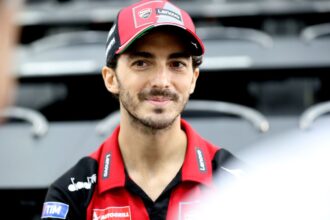 Bagnaia descarta equipe satélite e busca vaga de fábrica para 2027 na MotoGP