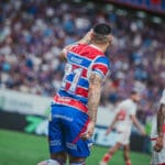 Santos negocia compra do atacante Moisés, e Fortaleza cobra garantias financeiras