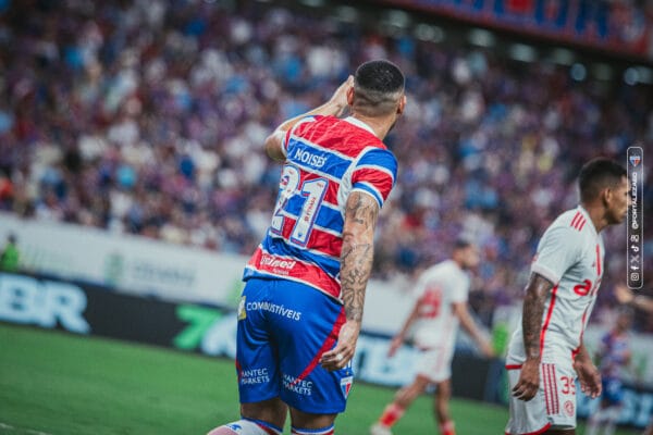 Santos negocia compra do atacante Moisés, e Fortaleza cobra garantias financeiras