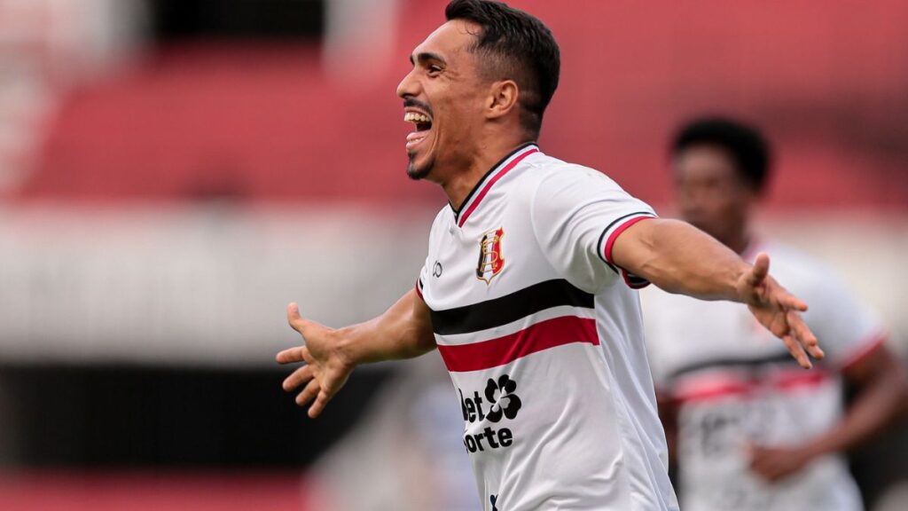 Willian Júnior assume liderança de assistências no Pernambucano pelo Santa Cruz