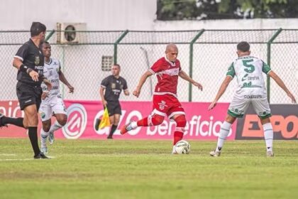 Coruripe vira sobre o CRB, garante permanência e partida termina em apagão