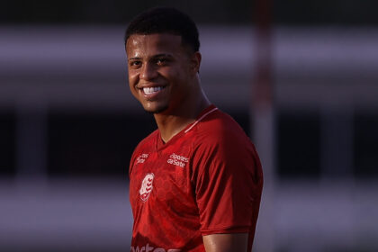 Hélio dos Anjos destaca potencial, mas exige que Leandro Kauã conquiste espaço no Náutico