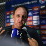 Rogério Ceni critica gramado e arbitragem após empate do Bahia com a Juazeirense