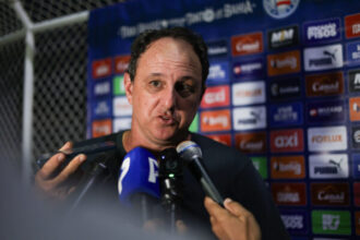 Rogério Ceni critica gramado e arbitragem após empate do Bahia com a Juazeirense