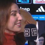 Técnico da Juventus beija ombro de repórter ao protestar contra arbitragem em empate com a Lazio