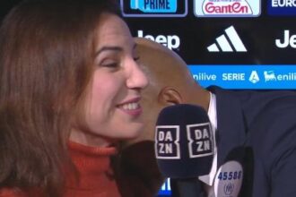 Técnico da Juventus beija ombro de repórter ao protestar contra arbitragem em empate com a Lazio
