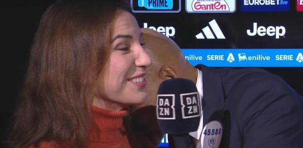 Técnico da Juventus beija ombro de repórter ao protestar contra arbitragem em empate com a Lazio