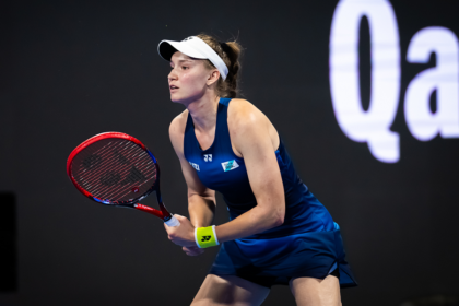 Rybakina supera Wang e encara Zheng nas oitavas em Doha