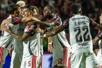 Filipe Luís reclama de gramado do Barradão e descarta Paquetá como volante
