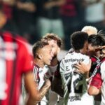 Rossi defende pênalti, Flamengo supera o Vitória e obtém primeiro triunfo no Brasileirão