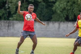 Santa Cruz encaminha contratação de Eron, ex-Vitória, para a Série C