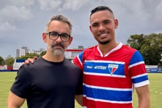 Foto com camisa do Fortaleza antecipa chegada do atacante Luiz Fernando