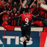 Athletico-PR decide nos acréscimos, vence o Santos e entra no G4 do Brasileirão