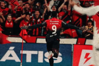 Athletico-PR decide nos acréscimos, vence o Santos e entra no G4 do Brasileirão