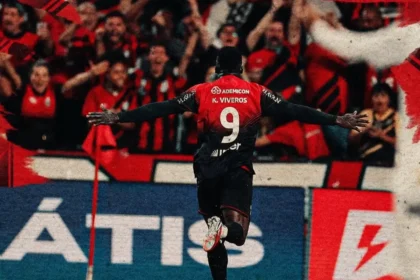 Athletico-PR decide nos acréscimos, vence o Santos e entra no G4 do Brasileirão