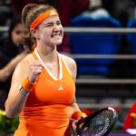 Muchova vira sobre Sakkari e alcança terceira decisão de WTA 1000 em Doha