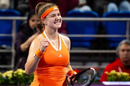 Muchova vira sobre Sakkari e alcança terceira decisão de WTA 1000 em Doha
