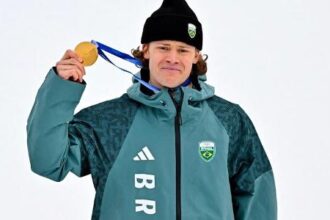 Brasileiro Lucas Pinheiro garante primeiro ouro sul-americano na história da Olimpíada de Inverno