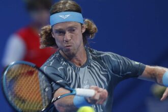 Rublev estreia com vitória em Doha; Sinner e Alcaraz jogam nesta quarta